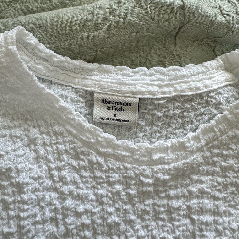 Abercrombie & Fitch textured baby tee

length is about 18.5 inches